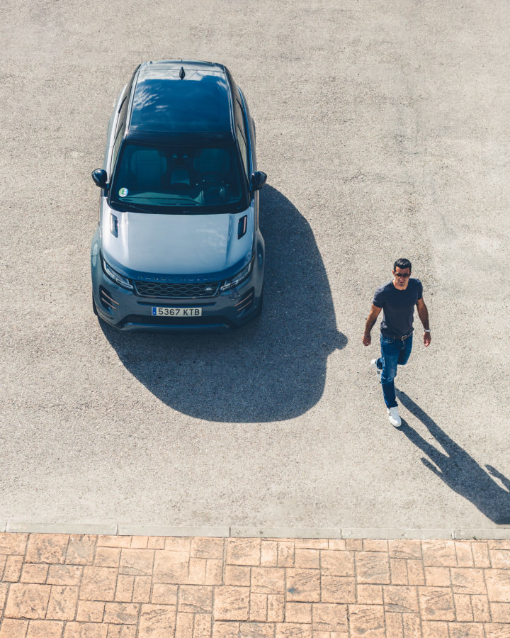 Luis Figo andando hacia el Land Rover